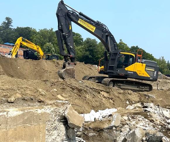 EnviroVantage excavators performing soil remediation